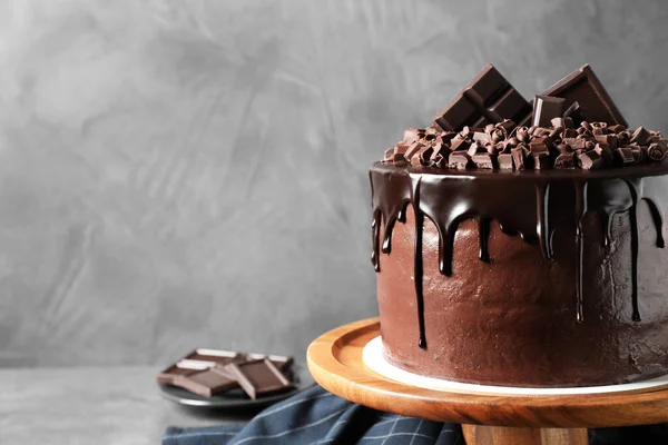 Φρεσκοφτιαγμένο νόστιμο κέικ σοκολάτας σε γκρι φόντο — Φωτογραφία Αρχείου