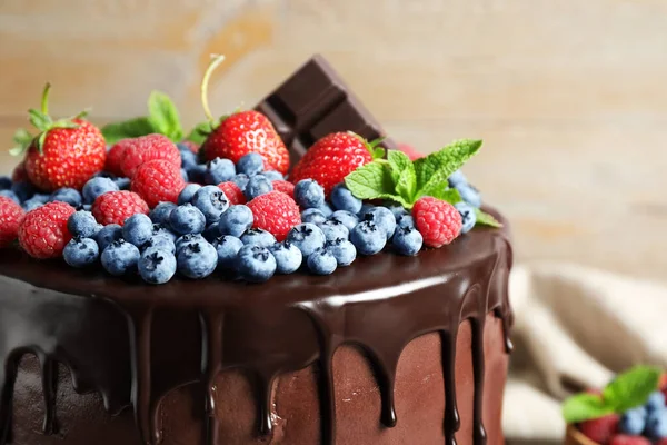 Delicious chocolate cake decorated with fresh berries, closeup — Stock Photo, Image