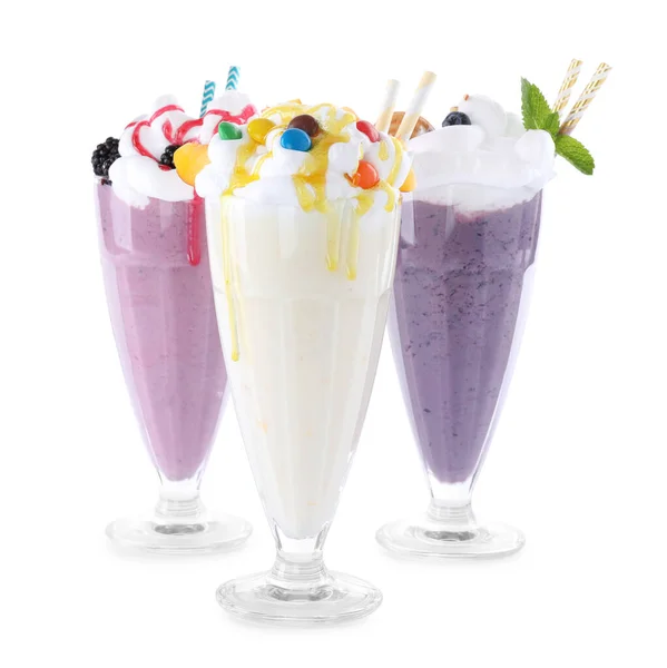 Различные вкусные молочные коктейли в очках на белом фоне — стоковое фото
