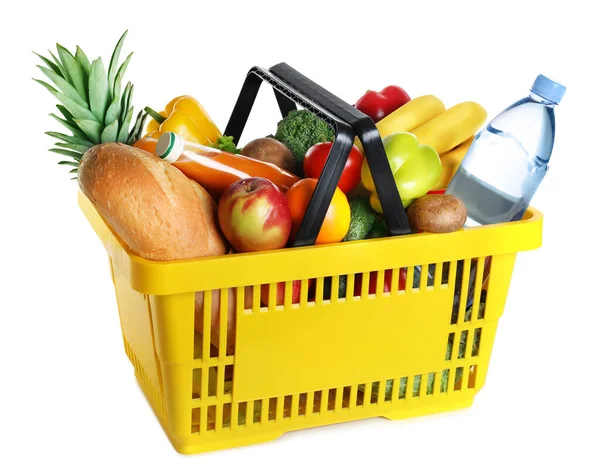 Cesta de la compra con productos de alimentación sobre fondo blanco —  Fotos de Stock