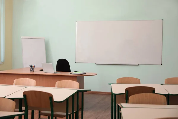 Vue de la salle de classe moderne vide à l'école — Photo
