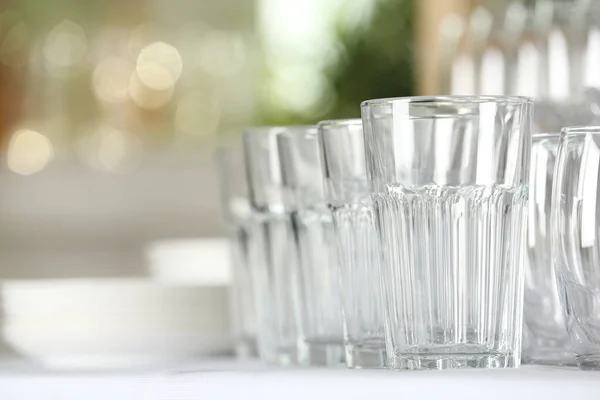 Uppsättning tomma glas på bordet inomhus — Stockfoto