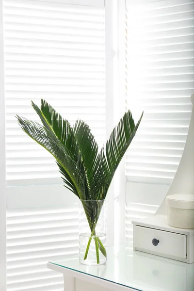 Folhas tropicais verdes em vaso na mesa. Decoração moderna para interior elegante — Fotografia de Stock