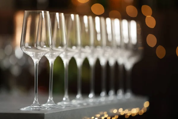 Bulanık arka planda gri masada boş şarap bardakları. — Stok fotoğraf