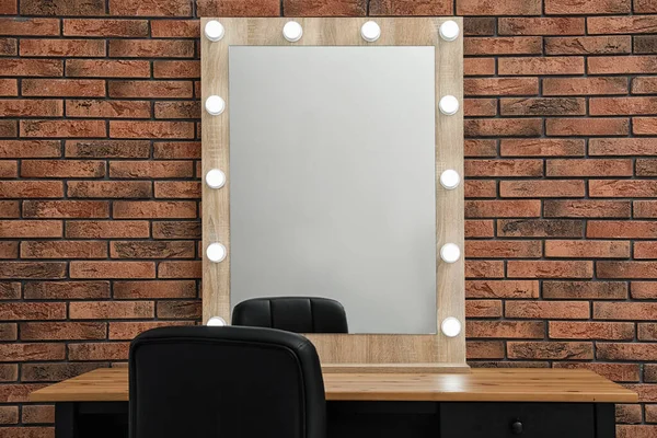 Interior de la sala de maquillaje con mesa de madera y espejo grande —  Fotos de Stock