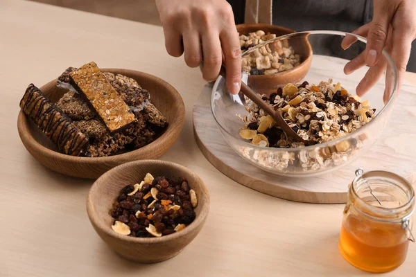 Tahta masada sağlıklı granola barı hazırlayan kadın, yakın plan. — Stok fotoğraf