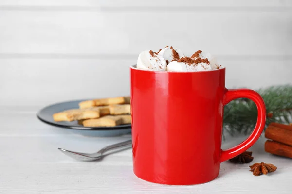 Komposition aus leckerem Kakao mit Marshmallows in Tasse auf weißem Holztisch — Stockfoto