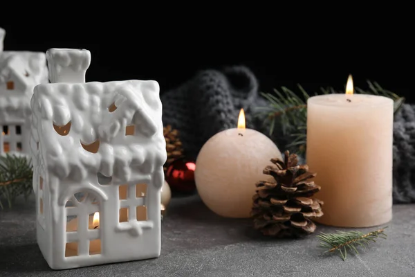회색 테이블 위에 집 안의 촛불 과 함께 구성. 크리스마스 장식 — 스톡 사진