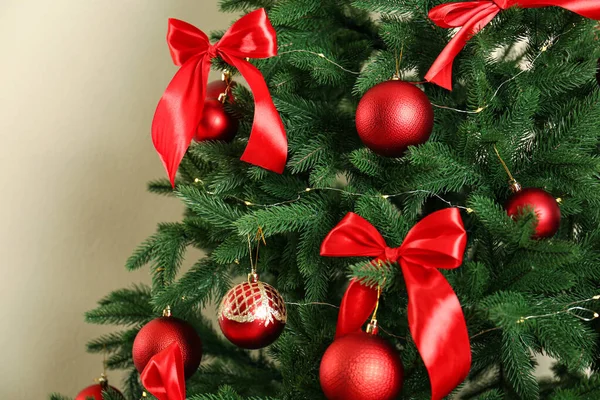 Διακοσμημένο χριστουγεννιάτικο δέντρο σε μπεζ φόντο, κοντινό πλάνο — Φωτογραφία Αρχείου