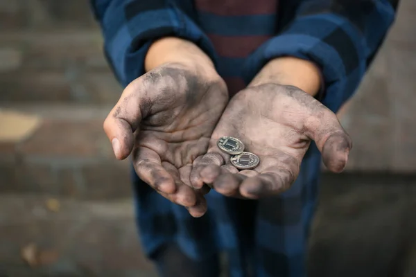 Poor homeless child with coins outdoors, closeup — Stock Photo, Image