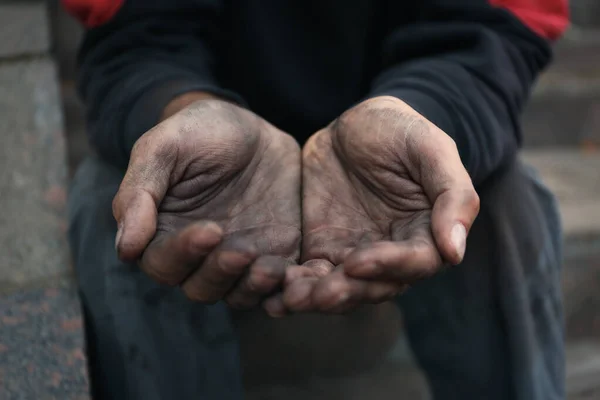 Biedny bezdomny błagający o pomoc na zewnątrz, zbliżenie — Zdjęcie stockowe