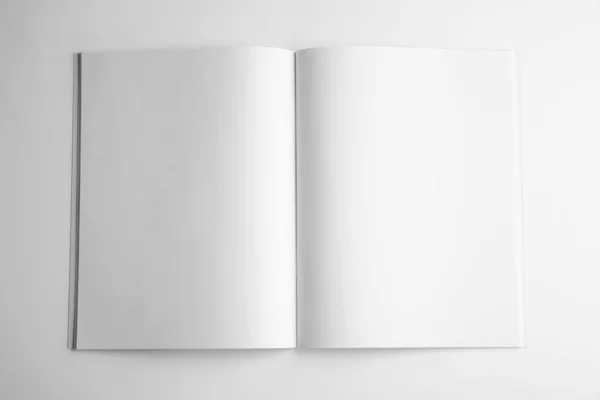 Libro aperto bianco su sfondo bianco, vista dall'alto. Finto per il design — Foto Stock