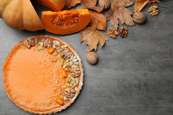 Platt låg sammansättning med läckra färska hemmagjord pumpa paj på grått bord. Plats för text — Stockfoto