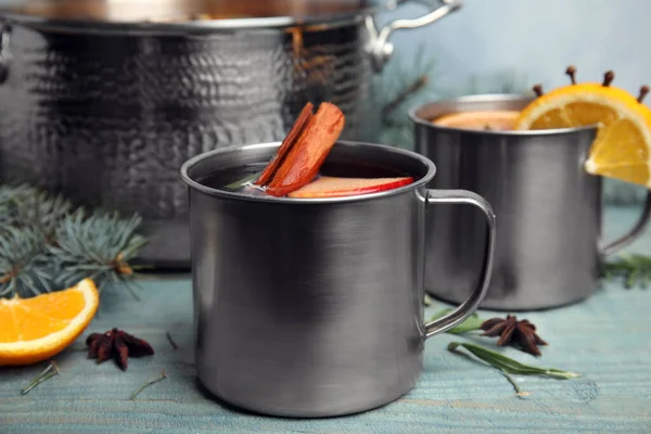 Vinho quente saboroso com especiarias na mesa de madeira azul — Fotografia de Stock