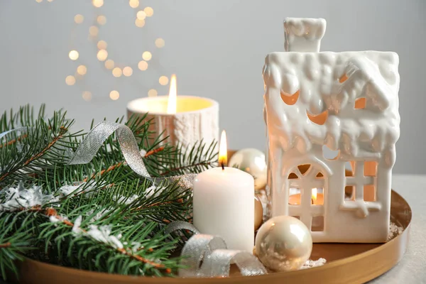 Composição com suporte de vela em forma de casa na mesa cinza contra fundo desfocado. Decoração de Natal — Fotografia de Stock