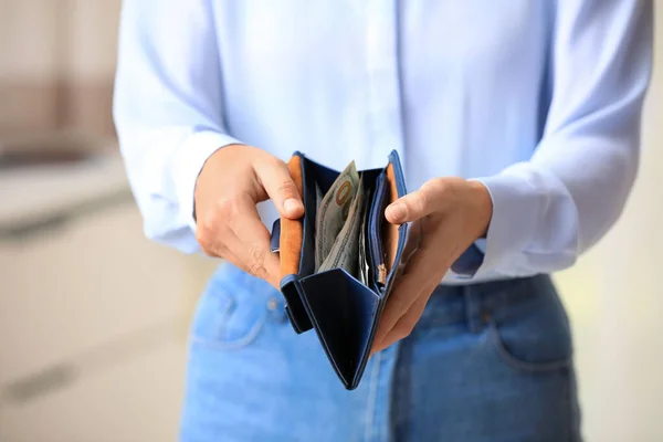 Женщина с американскими деньгами в бумажнике внутри, крупным планом — стоковое фото