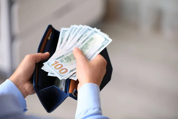 Žena s americkými penězi v peněžence, detailní záběr — Stock fotografie
