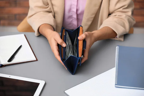 Vrouw telt Amerikaans geld aan tafel binnen, close-up — Stockfoto