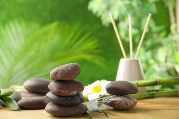 Komposition mit Steinen auf dem Tisch vor verschwommenem Hintergrund. zen-Konzept — Stockfoto