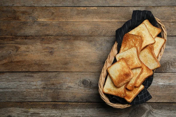 木桌上有烤面包的篮子,俯瞰全景. 案文的篇幅 — 图库照片