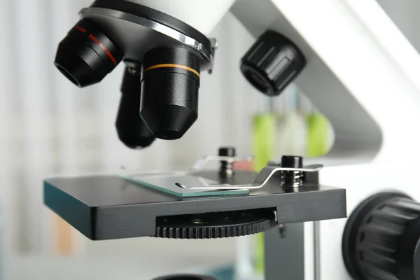 Moderne microscoop met verschillende lenzen in laboratorium, close-up. Medische apparatuur — Stockfoto