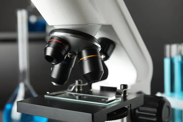 Moderne microscoop met verschillende lenzen in laboratorium, close-up. Medische apparatuur — Stockfoto