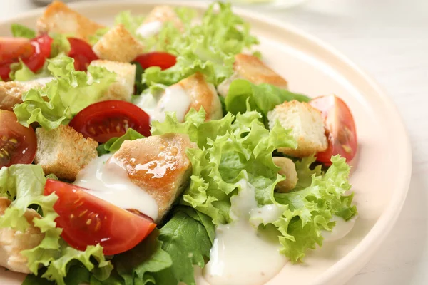 Смачний свіжий салат Цезаря на тарілці, крупним планом — стокове фото
