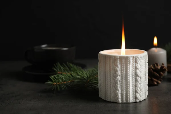Kerze und Weihnachtsdekor auf dunkelgrauem Tisch, Platz für Text — Stockfoto