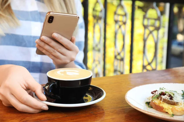 Blogerka kulinarna robi zdjęcie swojego lunchu w kawiarni, zbliżenie — Zdjęcie stockowe