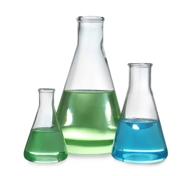 Artículos de vidrio con líquidos aislados en blanco. Análisis de laboratorio — Foto de Stock