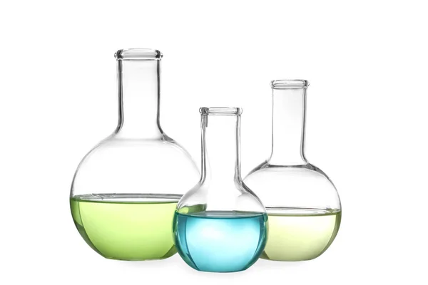 Artículos de vidrio con líquidos aislados en blanco. Análisis de laboratorio —  Fotos de Stock