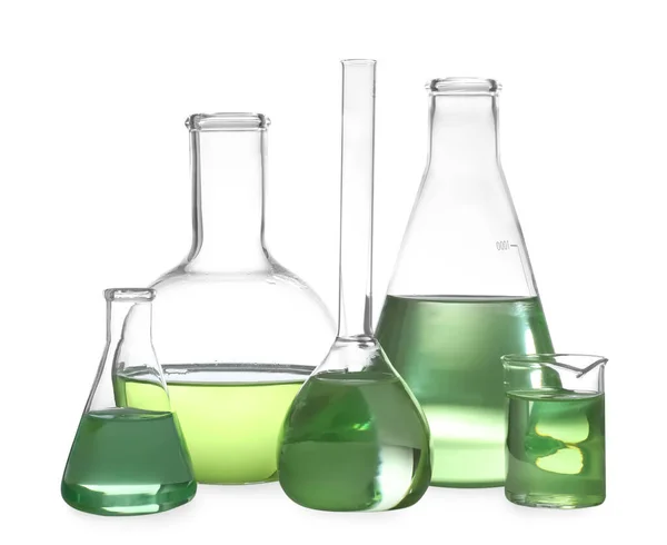 Gläser mit Flüssigkeiten isoliert auf weiß. Laboranalysen — Stockfoto