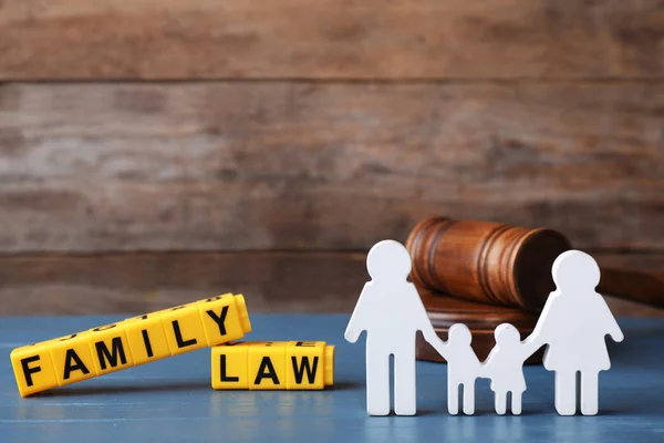 Φιγούρα σε σχήμα ανθρώπων, κύβους με λέξεις Οικογενειακό Δίκαιο και σφυρί σε μπλε ξύλινο τραπέζι — Φωτογραφία Αρχείου