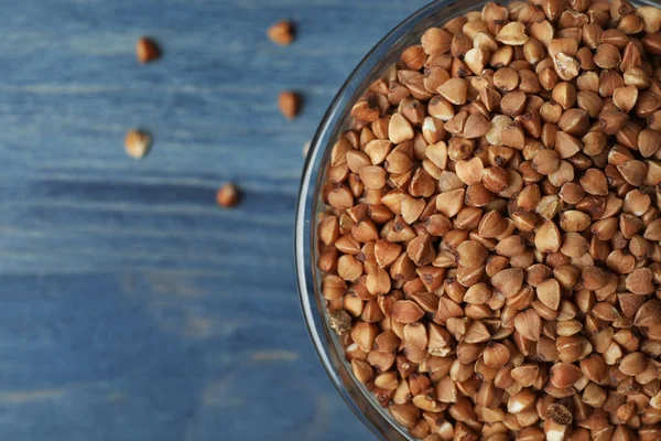 Buchweizenkörner auf blauem Holztisch, Draufsicht. Raum für Text — Stockfoto