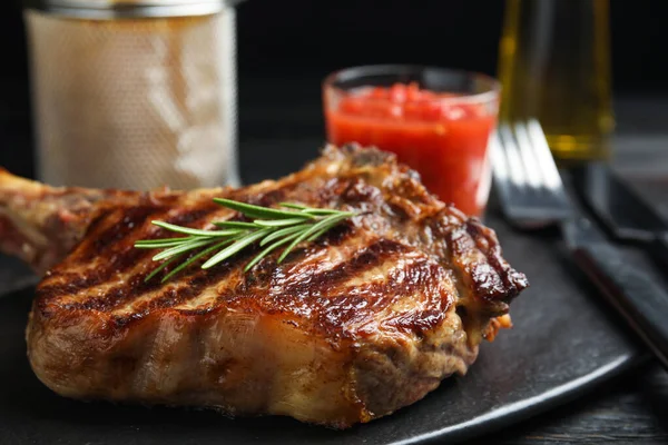 Lekkere gegrilde biefstuk op zwarte tafel, close-up — Stockfoto