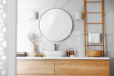 Modern banyo içinde şık bir ayna ve kap lavabosu var.