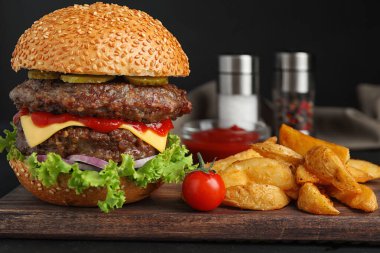 Köfteli leziz bir hamburger.