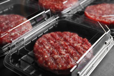 Hamburger için çiğ et dilimleri olan plastik kaplar, yakın plan.