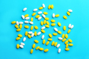 Turkuaz arka planda renkli jelibonlar, düz konum