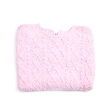 Beyaz arka planda katlanmış pembe örgü süveter, üst manzara