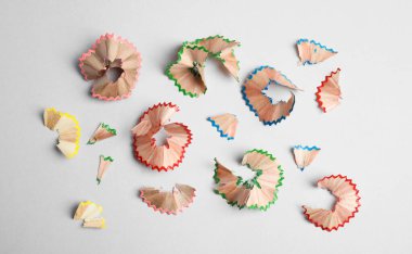 Gri arkaplanda kalem kırıntıları, düz yatış