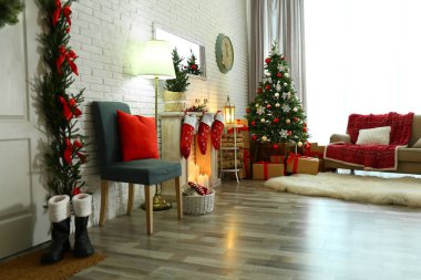 Noel ağacı ve dekoratif şömineli şık bir iç mekan.