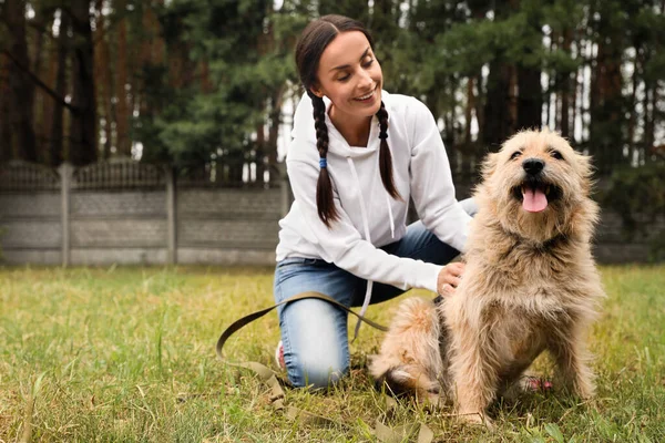 Hayvan barınağında evsiz köpekle birlikte gönüllü bir kadın. — Stok fotoğraf