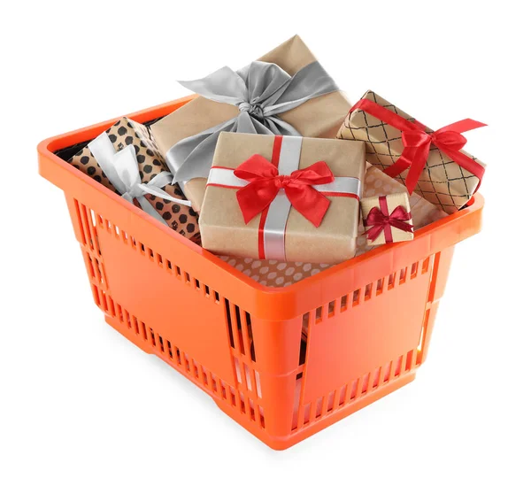 Pomarańczowy koszyk na zakupy z różnymi upominkami na białym tle — Zdjęcie stockowe