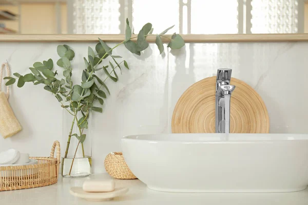 Stílusos fehér mosogató modern fürdőszoba belső — Stock Fotó