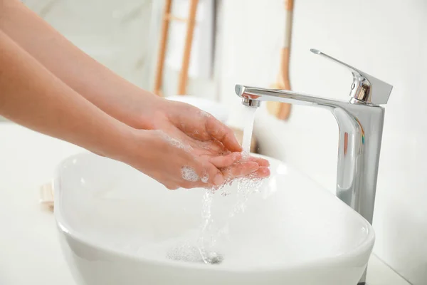 Wanita mencuci tangan di dalam ruangan, menutup diri. Interior kamar mandi — Stok Foto