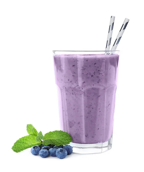 Leckerer Frischmilchshake im Glas und Blaubeeren auf weißem Hintergrund — Stockfoto