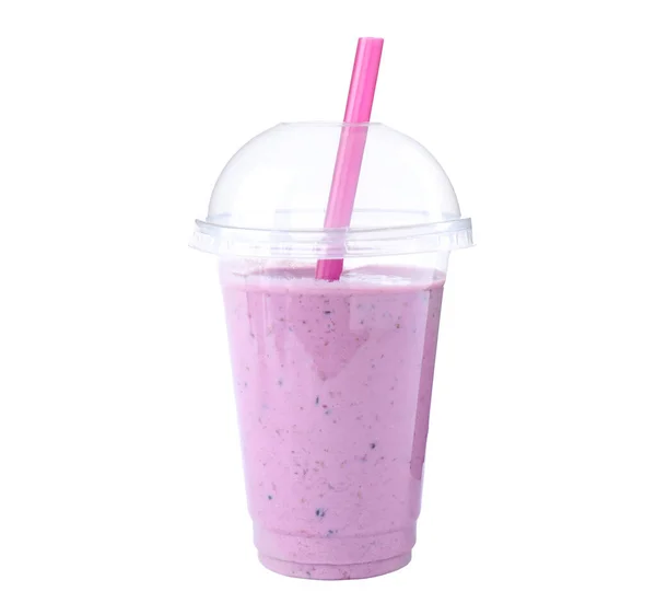 Savoureux milk-shake frais dans une tasse en plastique sur fond blanc — Photo