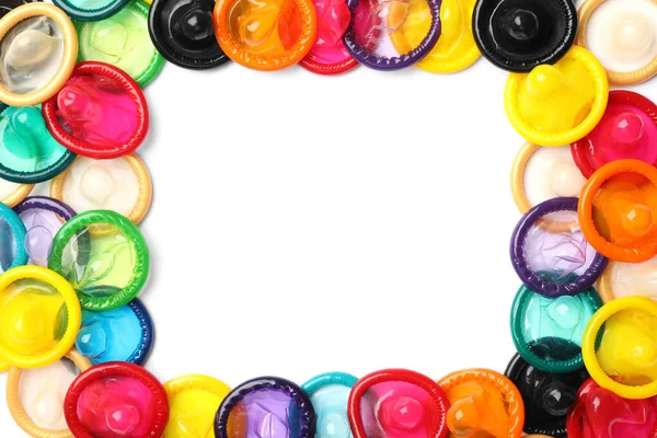 Frame gemaakt van kleurrijke condooms op witte achtergrond, bovenaanzicht met ruimte voor tekst. Veilige seks — Stockfoto