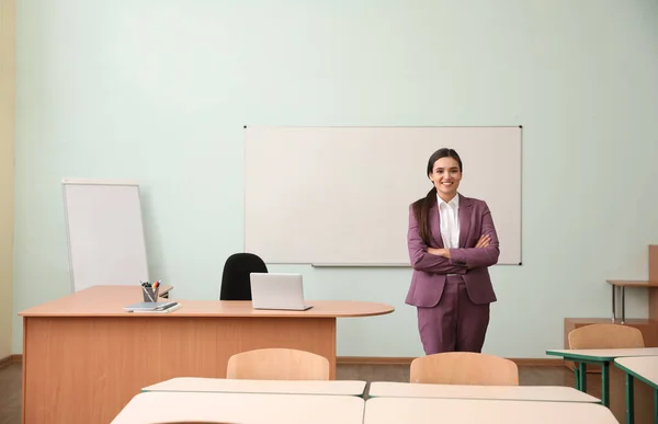 Portret van vrouwelijke leraar in modern klaslokaal — Stockfoto